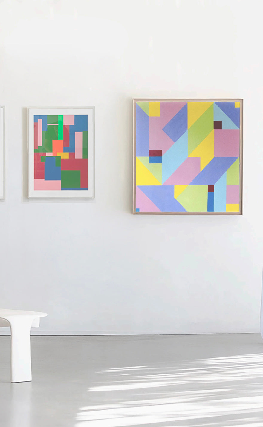 Peintures de l'artiste Debens, des oeuvres d'art contemporain d'abstraction géométrique dans un décor minimaliste.