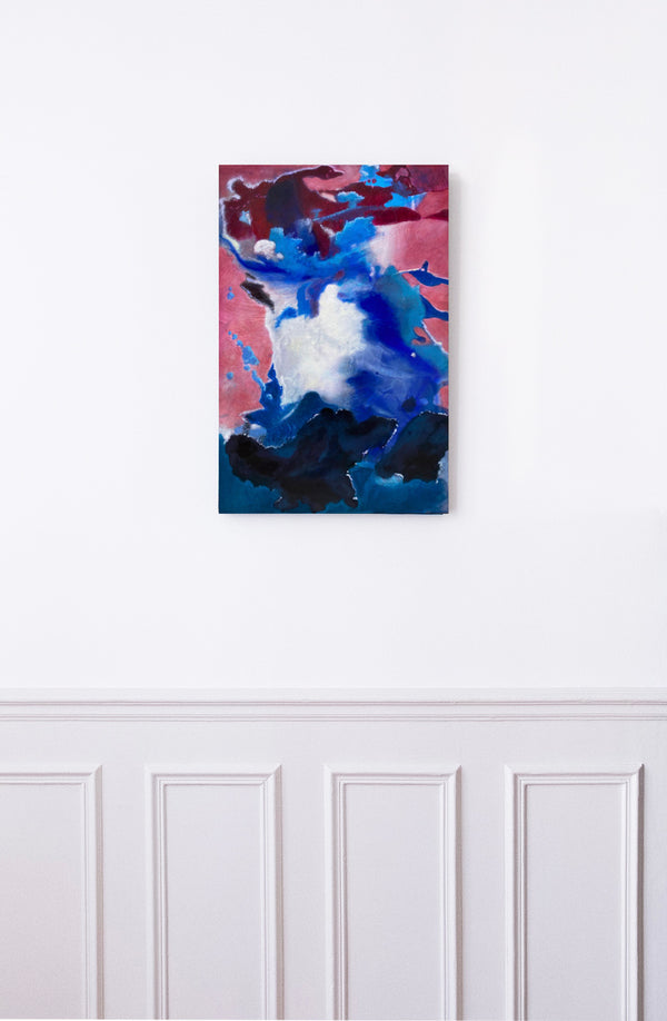 Accrochage de 'Ocaso Paris 6' de Gustavo Vejarano – peinture abstraite mêlant bleu électrique, rose, bordeaux, et bleu marine profond, une composition gestuelle et chromatique, exposée par la Galerie Vermeulen à Paris.