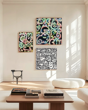 Accrochage de peintures l'artiste franco-colombien CHANOIR, dans un intérieur parisien. Trois oeuvres street art sont accrochés au mur d'un salon minimaliste.
