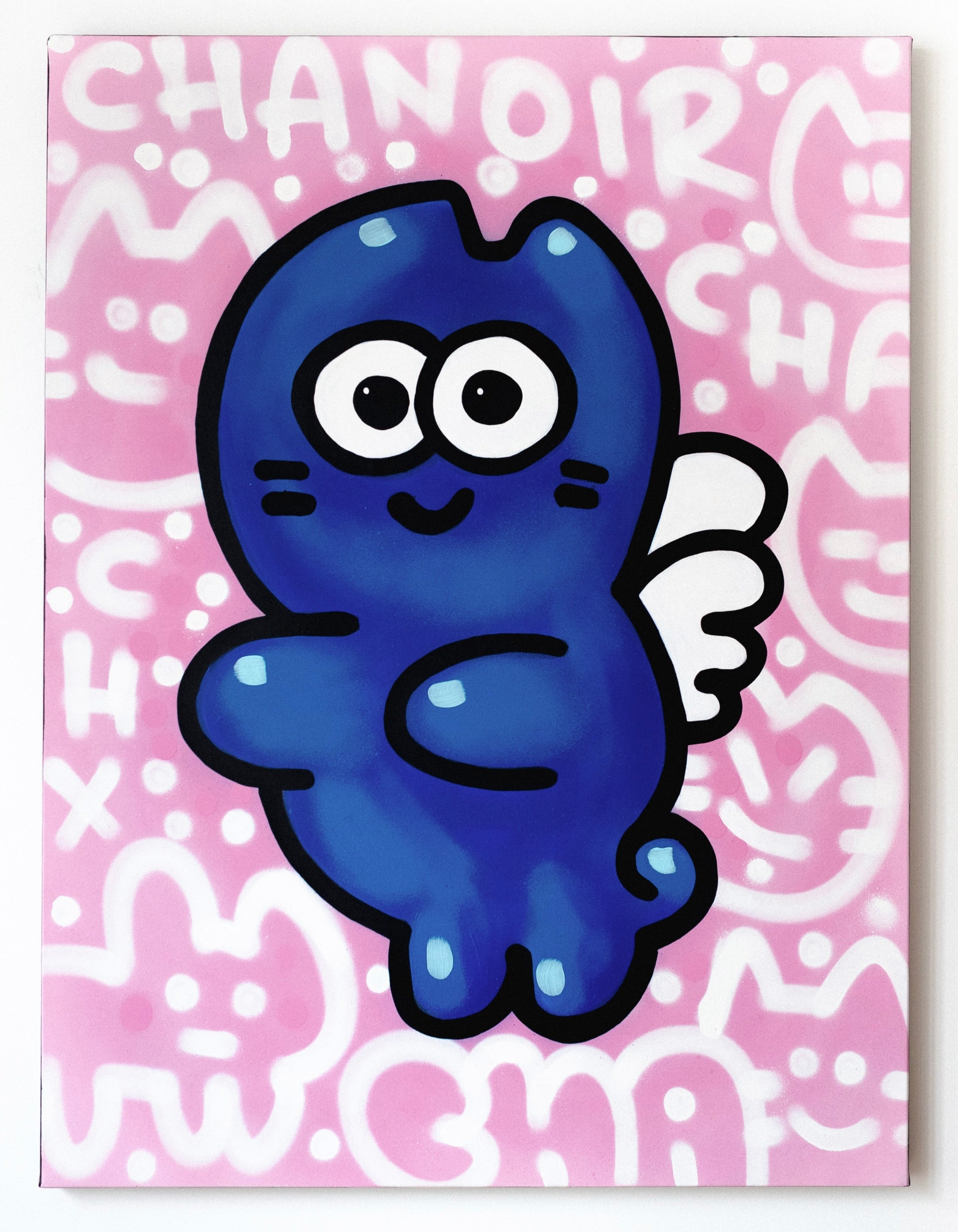 Peinture acrylique sur toile de CHANOIR représentant un chat bleu ailé sur fond rose, entouré d’inscriptions et de motifs graphiques. Œuvre dans le style street art, caractéristique de l’univers ludique et expressif de l’artiste.