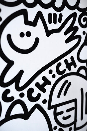 Close-up de la peinture, une acrylique sur toile, en noir et blanc, peuplé de personnages félins et souriants, typiques du style street art de l’artiste CHANOIR.