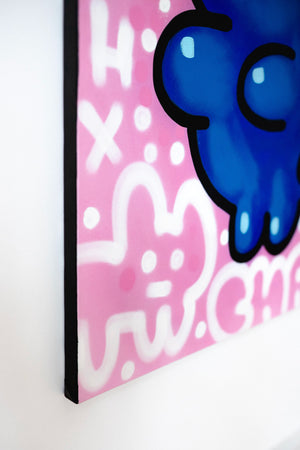 Détail l'oeuvre de CHANOIR, une peinture acrylique représentant un chat bleu sur un fond rose sucré, orné de graffitis blancs typique de l'artiste. Pièce unique peinte à la main, fusion de street art et pop art.