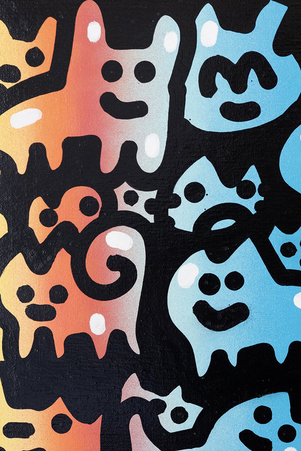 Détail de l’œuvre ‘Little United Chas’ par Chanoir (2016). Acrylique sur toile, montrant une section de motifs félins stylisés aux couleurs dégradées de bleu et orange sur fond noir, ainsi que la texture de la peinture street art vibrante de l’artiste.