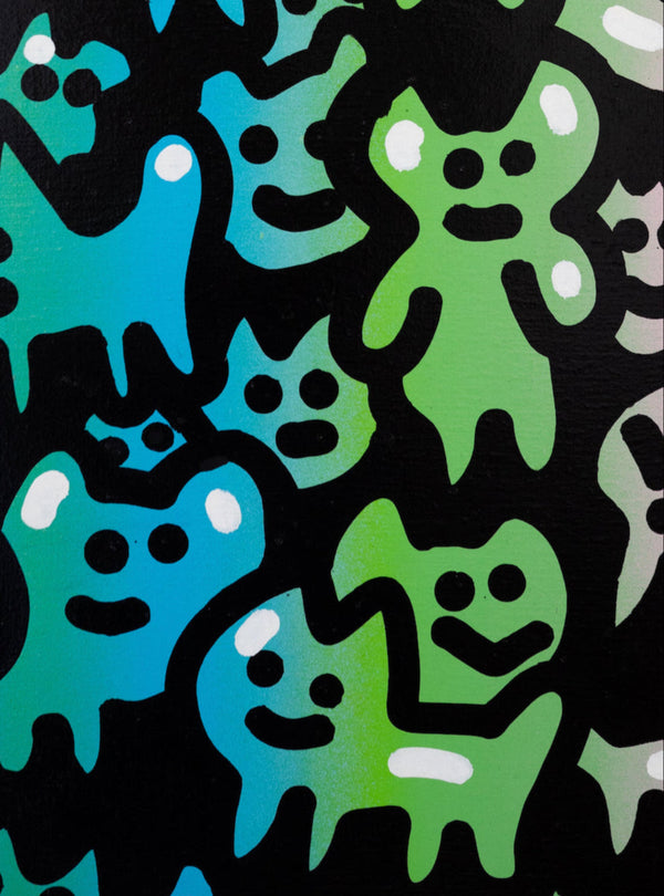 Zoom sur l’œuvre ‘Little United Chas’ par Chanoir (2016). Acrylique sur toile, illustrant des motifs de chats stylisés en nuances de bleu et vert sur fond noir, caractéristique du style graphique et coloré de l’artiste street art.