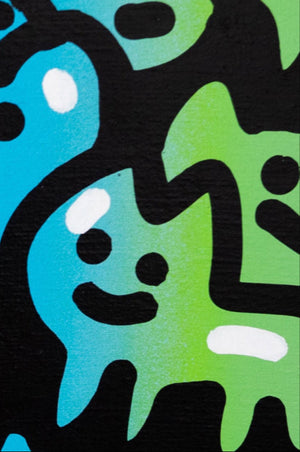 Œuvre d’art urbaine colorée représentant des figures de chats stylisés en bleu et vert, avec contours noirs et touches abstraites, signée CHANOIR. Peinture contemporaine vibrante sur fond dégradé, mêlant street art et pop art.