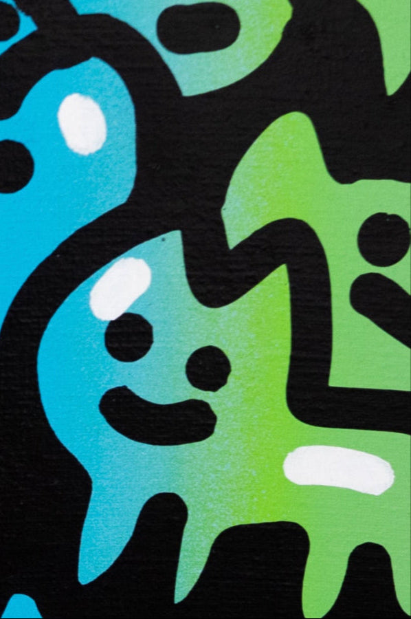 Œuvre d’art urbaine colorée représentant des figures de chats stylisés en bleu et vert, avec contours noirs et touches abstraites, signée CHANOIR. Peinture contemporaine vibrante sur fond dégradé, mêlant street art et pop art.