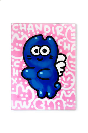 Vue de face de l'oeuvre de CHANOIR, représentant un chat bleu ailé sur fond rose, entouré d’inscriptions et de motifs graphiques. Œuvre dans le style street art, caractéristique de l’univers ludique et expressif de l’artiste.