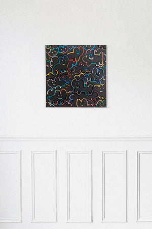 Œuvre d’art contemporain de CHANOIR accrochée dans un intérieur parisien, toile carrée Colors of Cha Love (2023), 50×50 cm, pastels et acrylique métallisée, prix CHANOIR 3 500 €, œuvre originale signée.