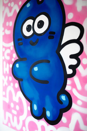 zoom sur la peinture acrylique de CHANOIR représentant un chat bleu ailé sur fond rose, entouré de graffitis blancs. Œuvre dans le style street art, caractéristique de l’univers ludique et expressif de l’artiste.