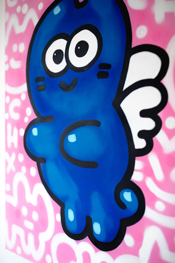 zoom sur la peinture acrylique de CHANOIR représentant un chat bleu ailé sur fond rose, entouré de graffitis blancs. Œuvre dans le style street art, caractéristique de l’univers ludique et expressif de l’artiste.