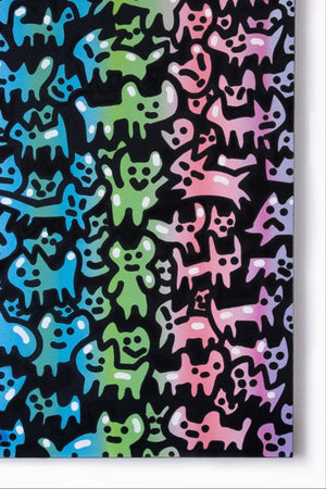 Angle de l'Œuvre d’art contemporaine intitulée ‘Little United Chas’ par Chanoir (2016). Acrylique sur toile, représentant une multitude de chats stylisés en dégradés de couleurs vives sur fond noir, typique du style street art ludique et graphique de l’artiste.