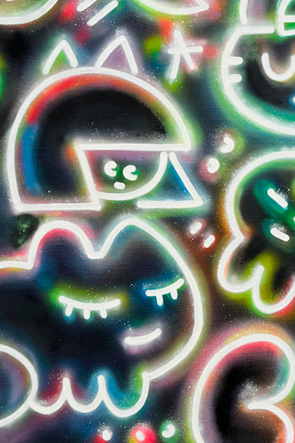 Détail d’une peinture néon de Chanoir, représentant des figures félines stylisées sur fond noir, typique de son univers pop art – en vente à la Galerie Vermeulen.