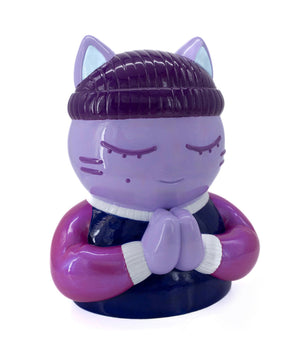 Vue trois-quarts droit de la sculpture "Charité" par CHANOIR – œuvre originale. Chat mauve aux yeux clos, coiffé d’un bonnet violet foncé, vêtu d’un maillot bleu marine avec manches rose métallisé et bordures blanches. Pièce unique peinte à la main, fusion de street art et sculpture contemporaine.