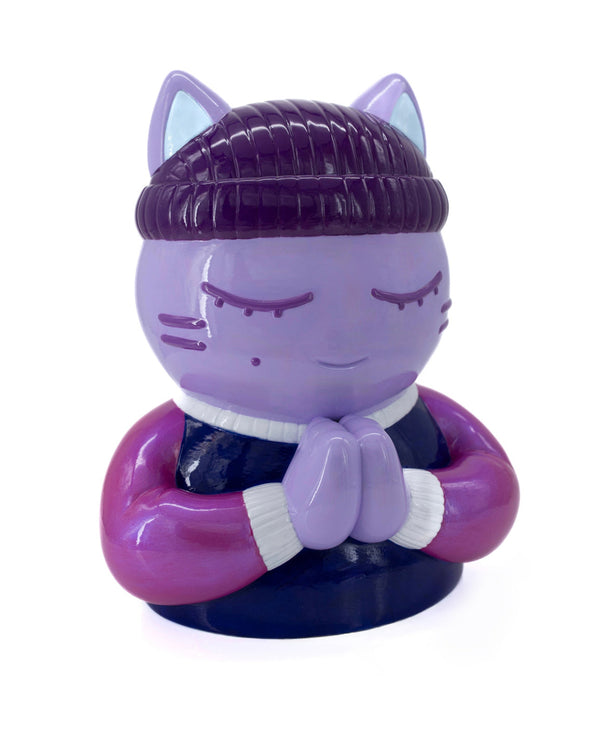 Vue trois-quarts droit de la sculpture "Charité" par CHANOIR – œuvre originale. Chat mauve aux yeux clos, coiffé d’un bonnet violet foncé, vêtu d’un maillot bleu marine avec manches rose métallisé et bordures blanches. Pièce unique peinte à la main, fusion de street art et sculpture contemporaine.