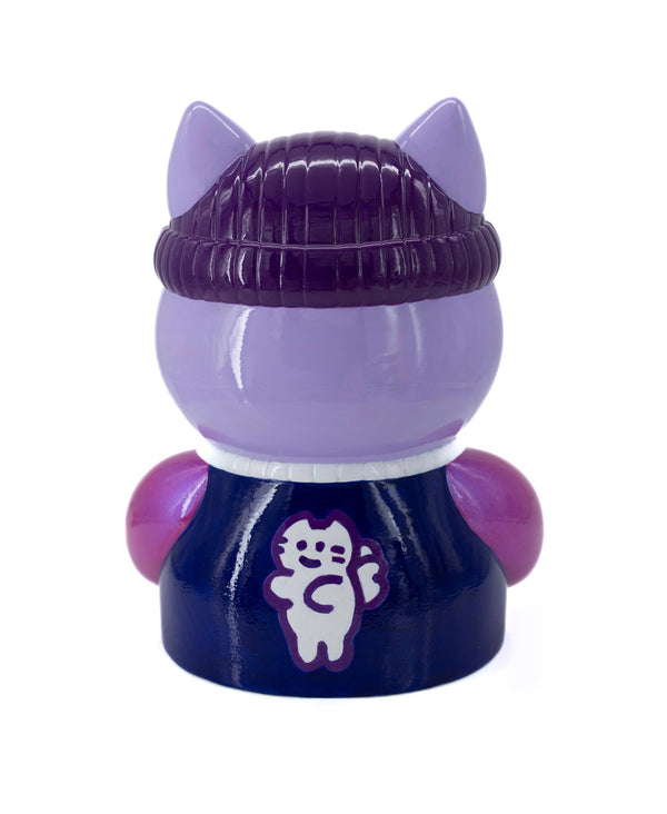 Vue arrière de la sculpture "Charité" par CHANOIR – œuvre originale. Chat mauve coiffé d’un bonnet violet foncé, vêtu d’un t-shirt bleu marine avec manches rose métallisé et orné d’un motif de chat ange blanc sur le dos. Pièce unique peinte à la main, fusion de street art et sculpture contemporaine.