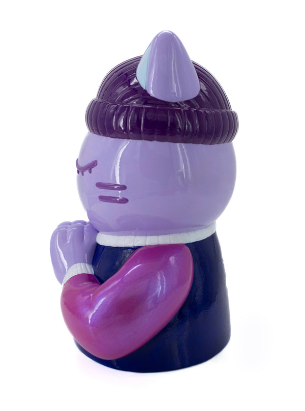 Vue de profil gauche de la sculpture "Charité" par CHANOIR – œuvre originale. Chat mauve aux yeux clos, coiffé d’un bonnet violet foncé, vêtu d’un t-shirt bleu marine avec manches rose métallisé et bordures blanches. Pièce unique peinte à la main, fusion de street art et sculpture contemporaine.