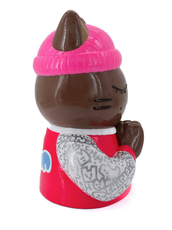 Profil droit de la sculpture CHANOIR 'Force' - Bonnet rose, manches avec motifs argentés street art, édition limitée