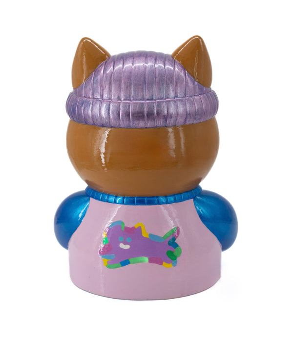 Vue arrière de la sculpture "Justice" par CHANOIR – Œuvre originale. Chat de dos portant un bonnet violet et un pull rose et bleu orné d’un motif coloré en forme de chat, finition peinte à la main. Une œuvre unique entre street art et art contemporain.
