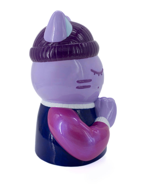 Vue latérale droite de la sculpture "Charité" par CHANOIR – œuvre originale de 2025. Chat mauve coiffé d’un bonnet violet foncé, vêtu d’un t-shirt bleu marine avec manches rose métallisé. Pièce unique peinte à la main, fusion de street art et art contemporain.