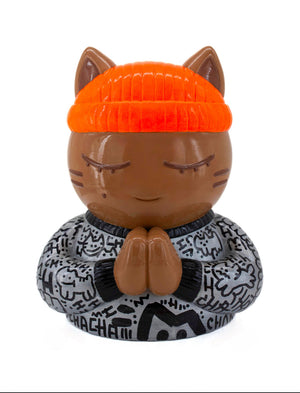 Vue de face de la sculpture collector de CHANOIR, ce chat méditatif porte un tee-shirt gris métallisé avec des graffiti noirs, il est coiffé d'un bonnet orange fluo. Une oeuvre d'art contemporain mêlant pop art, art urbain et figuration libre.