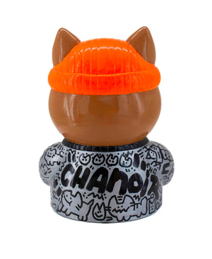 Vue de dos de la sculpture "Prudence" par CHANOIR, 2025, représentant un félin coiffé d'un bonnet orange fluo et portant un tee-shirt gris métallisé recouvert de graffitis noirs.