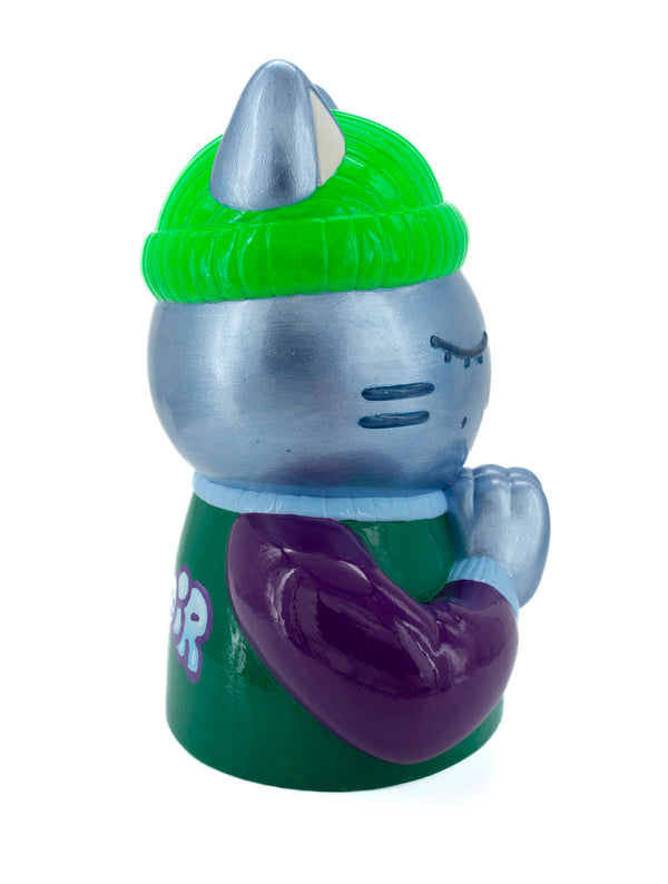 Profil droit de la sculpture CHANOIR 'Tempérance' de 2025- Bonnet vert fluo, t-shirt vert et violet, art urbain en résine peinte.