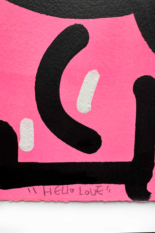 Détail du titre manuscrit « Hello Love » inscrit à la main par l’artiste street art Chanoir sur une œuvre acrylique sur papier, 2024.