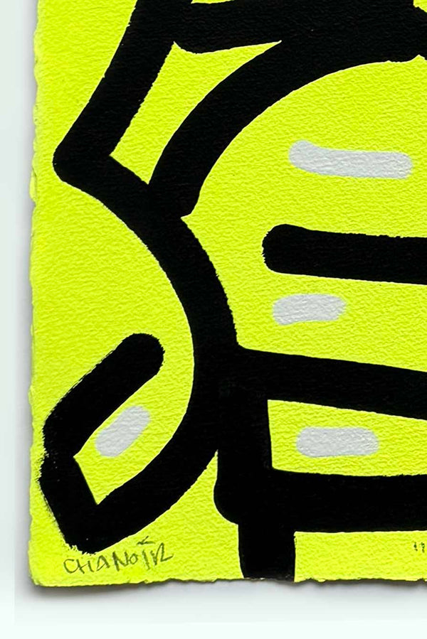 Détail de la signature manuscrite de l’artiste street art Chanoir sur l’œuvre « Light Love Chas », 2025, peinture sur papier Arches.