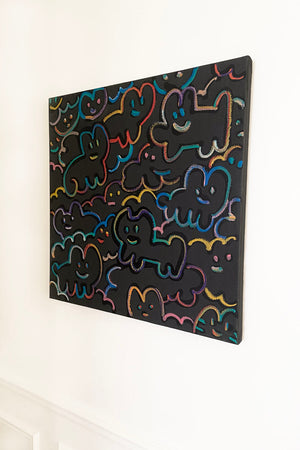 Vue de profil de Colors of Cha Love (2023) de l'artiste CHANOIR, œuvre originale signée, toile 50×50 cm en pastels et acrylique métallisée, prix 3 500 €, personnages iconiques noirs aux contours multicolores.