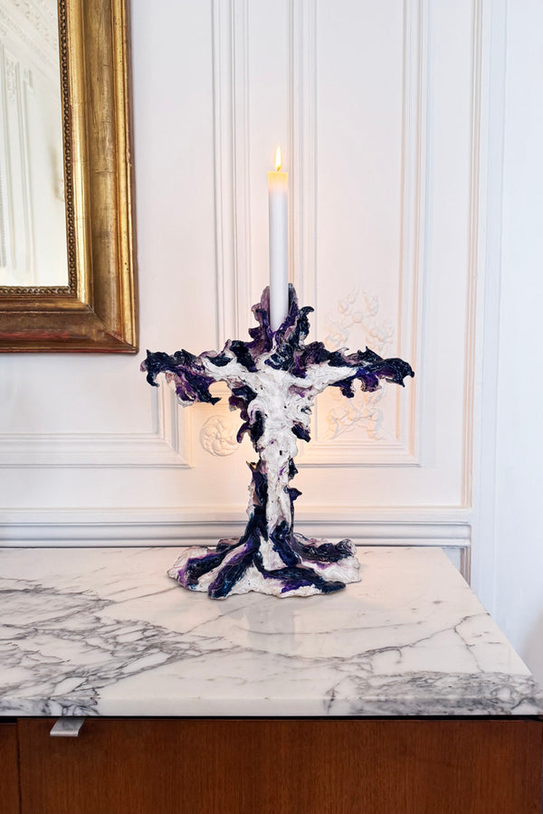  Bougeoir Christo de Gérald Schmite, sculpture en céramique expressive représentant le Christ, dans un décor parisien.