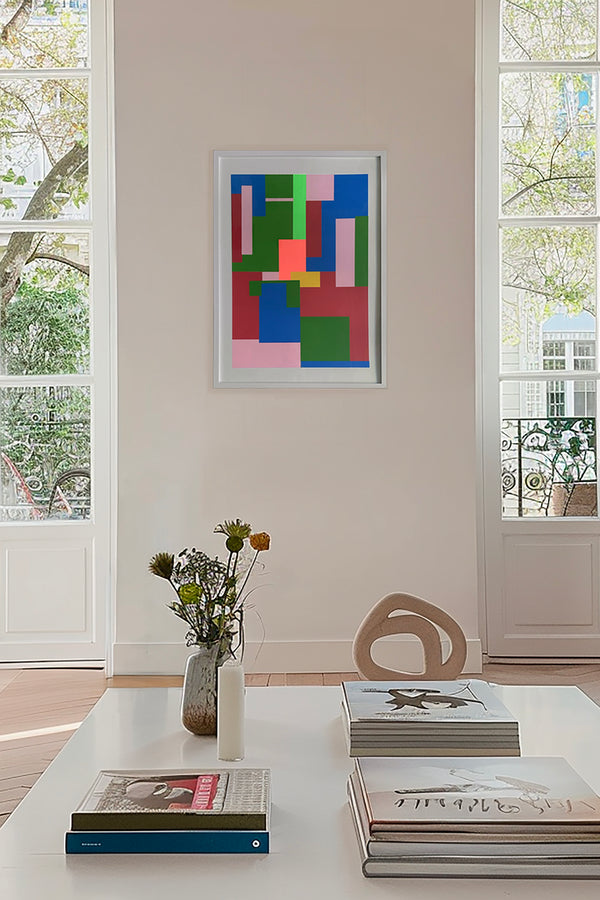 Intérieur design baigné de lumière naturelle, avec une œuvre abstraite de Debens accrochée au mur. Une scène raffinée mêlant art contemporain, mobilier minimaliste et ambiance architecturée.