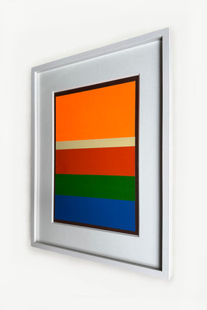Vue latérale d’un collage abstrait de Debens, œuvre contemporaine minimaliste composée de bandes horizontales colorées, montrant l’épaisseur du cadre blanc et la profondeur de l’encadrement.