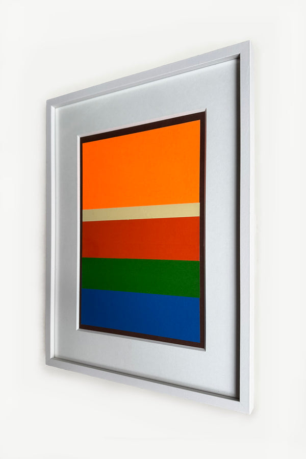 Vue latérale d’un collage abstrait de Debens, œuvre contemporaine minimaliste composée de bandes horizontales colorées, montrant l’épaisseur du cadre blanc et la profondeur de l’encadrement.