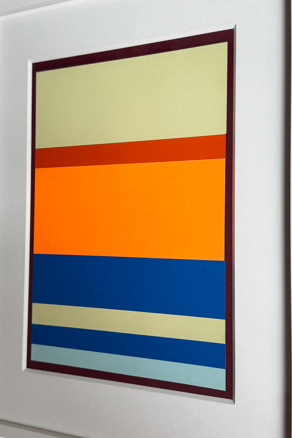 Vue de côté de l'Œuvre abstraite contemporaine de Debens, collage géométrique composé de bandes horizontales aux tons orange, bleu et vert, encadré, issue de la série HGLL2.