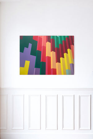 Accrochage d'une peinture de l'artiste DEBENS, appelée "Steps", une oeuvre d'art contemporain géométrique et architecturale.