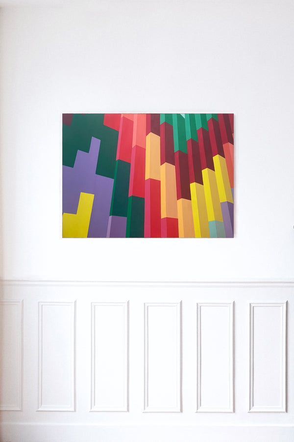 Accrochage d'une peinture de l'artiste DEBENS, appelée "Steps", une oeuvre d'art contemporain géométrique et architecturale.