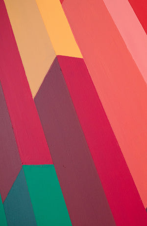 Détail de Step II, peinture géométrique contemporaine de Debens, mettant en avant des contrastes vibrants de rouge, rose et vert dans une composition architecturée et dynamique.