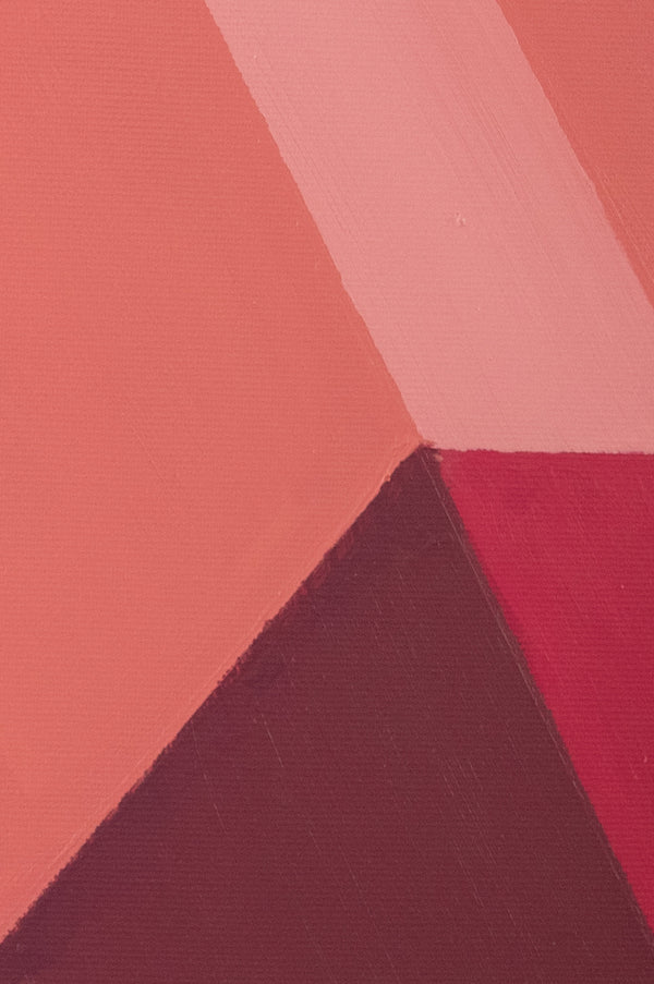 Détail de Step II, œuvre géométrique de l’artiste Debens, capturant la texture de la peinture acrylique et la finesse des formes abstraites en dégradés de rouge et rose.
