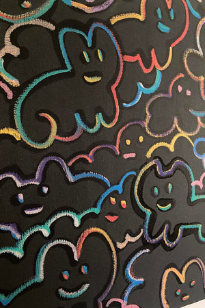 Gros plan la peinture "Colors of Cha Love" (2023), de l'artiste CHANOIR, œuvre originale signée, toile 50×50 cm en pastels et acrylique métallisée, prix 3 500 €, personnages iconiques noirs aux contours multicolores.
 de CHANOIR