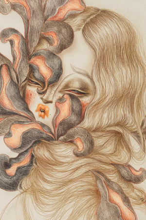Détail du dessin au crayon et graphite sur papier de l'artiste Miss Van, représentant ke visage d'une femme masquée par des pétales organiques et ses longs cheveux blonds.