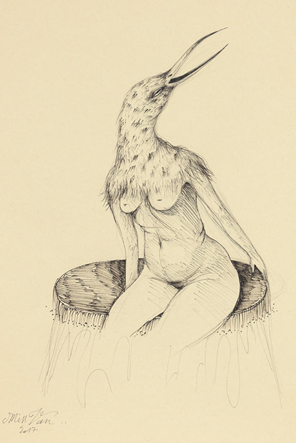 Détail de l'Œuvre signée Miss Van, encre sur papier beige, personnage féminin assis avec tête d’oiseau.