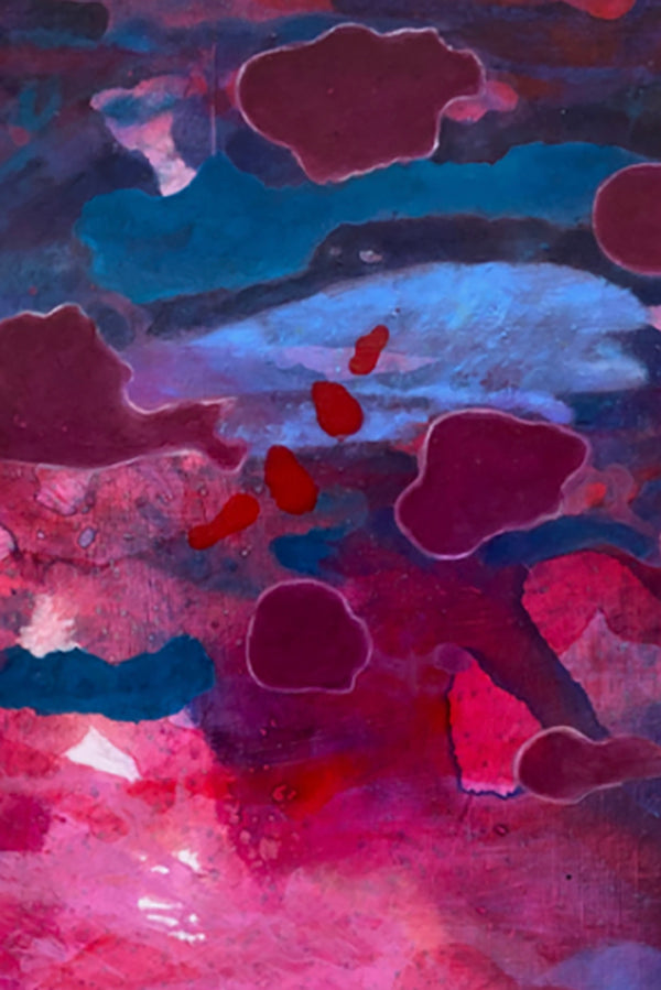 Détail du tableau abstrait contemporain de l'artiste colombien GUSTAVO VEJARANO aux dominantes rose, bleu et rouge, peinture à l'huile sur toile vendue par la Galerie Vermeulen – œuvre expressive au style organique et coloré.