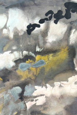 Détail de l'oeuvre Rio Volador de GUSTAVO VEJARANO. Une oeuvre contemporaine abstraire de l'artiste colombien, aux ton de noir, gris, jaune, blanc et vert d'eau. Une oeuvre présentée par la Galerie Vermeulen.