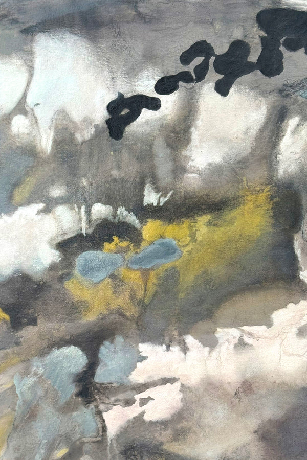 Détail de l'oeuvre Rio Volador de GUSTAVO VEJARANO. Une oeuvre contemporaine abstraire de l'artiste colombien, aux ton de noir, gris, jaune, blanc et vert d'eau. Une oeuvre présentée par la Galerie Vermeulen.