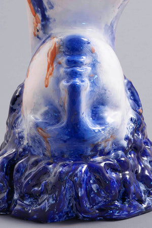 Détail du vase céramique bleu cobalt et blanc de Gérald Schmite, modèle Hermès, réalisé sur commande via la galerie Vermeulen.
