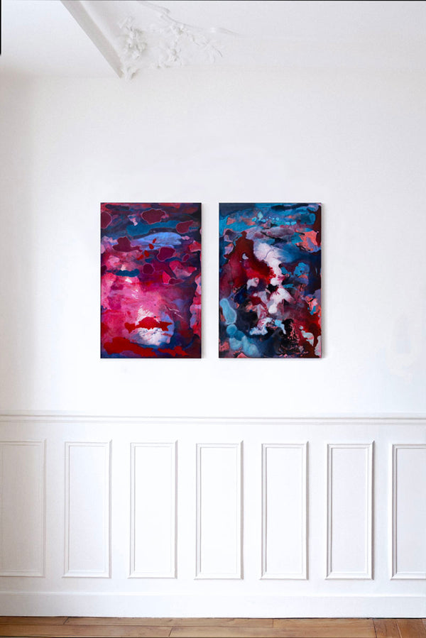 Diptyque de peintures abstraites aux couleurs vives (bleu, rose, rouge), exposé dans un intérieur haussmannien – en vente chez Galerie Vermeulen, art contemporain de GUSTAVO VEJARANO.