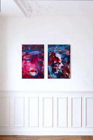 Diptyque abstrait aux couleurs vives (bleu, rose, rouge), exposé dans un intérieur haussmannien – en vente chez Galerie Vermeulen, art contemporain de GUSTAVO VEJARANO.