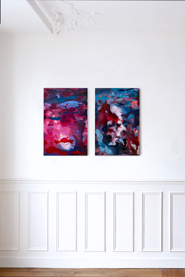 Diptyque abstrait aux couleurs vives (bleu, rose, rouge), exposé dans un intérieur haussmannien – en vente chez Galerie Vermeulen, art contemporain de GUSTAVO VEJARANO.