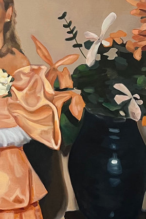 Détail du vase de fleurs de Coming of Age – Emmet Kierans, huile sur toile (180 × 125 cm, 2024). Peinture figurative contemporaine représentant un couple lors d’un bal de promo, inspirée de la culture visuelle populaire. Œuvre originale à vendre.