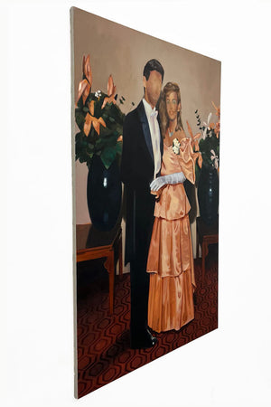 Vue de coté de Coming of Age – Emmet Kierans, huile sur toile (180 × 125 cm, 2024). Peinture figurative contemporaine représentant un couple lors d’un bal de promo, inspirée de la culture visuelle populaire. Œuvre originale à vendre.